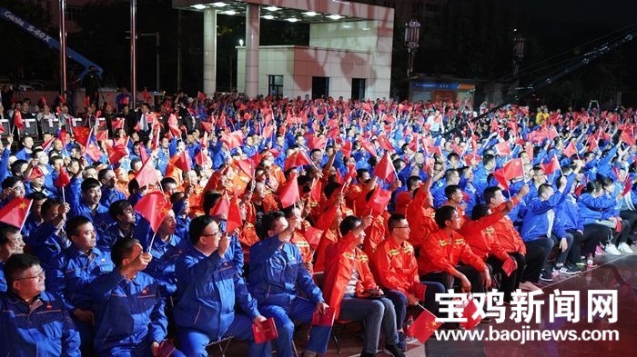 致敬！宝石呆板晚会动人一幕油炸出产线：29人获颁新中国创建70周年怀念章